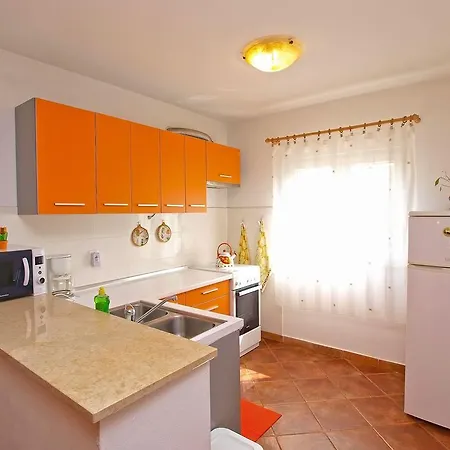 With 4 Bedrooms 446 Fazana
