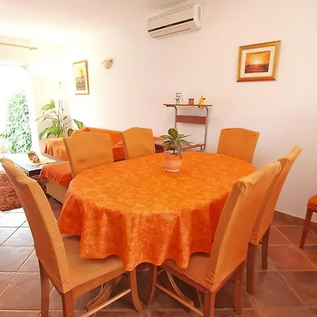 With 4 Bedrooms 446 *