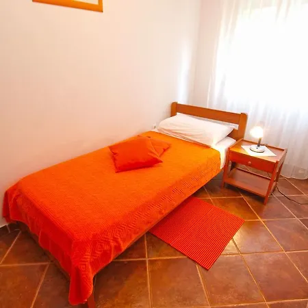 With 4 Bedrooms 446 Fazana