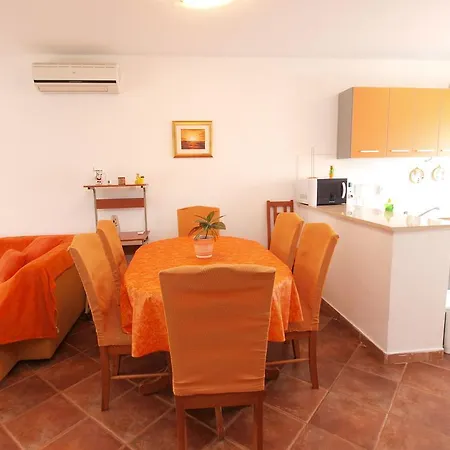 With 4 Bedrooms 446