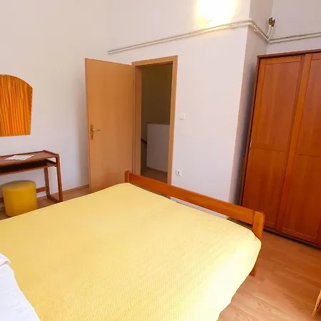 With 4 Bedrooms 446 Apartment *