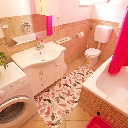 Apartment With 4 Bedrooms 446 *