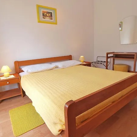 With 4 Bedrooms 446 Apartment