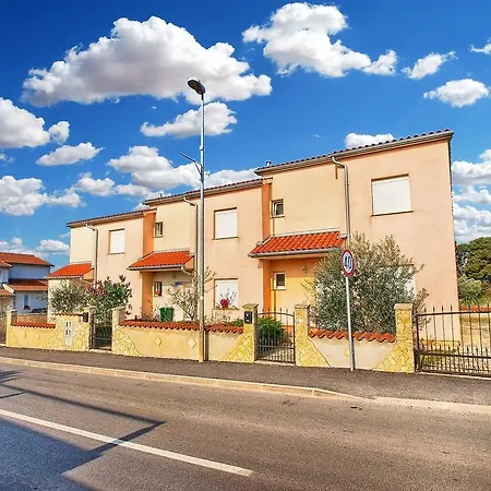 With 4 Bedrooms 446 Apartmán Fažana