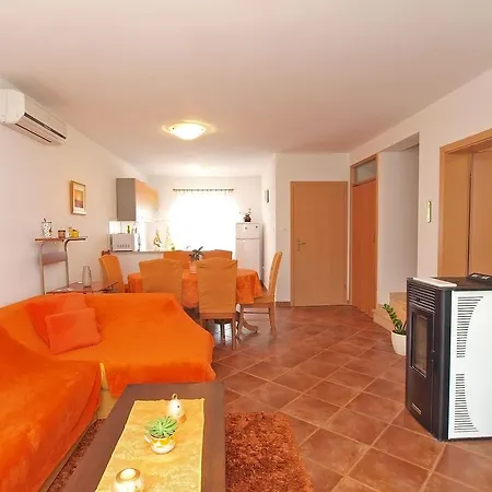 Apartmán With 4 Bedrooms 446 Fažana